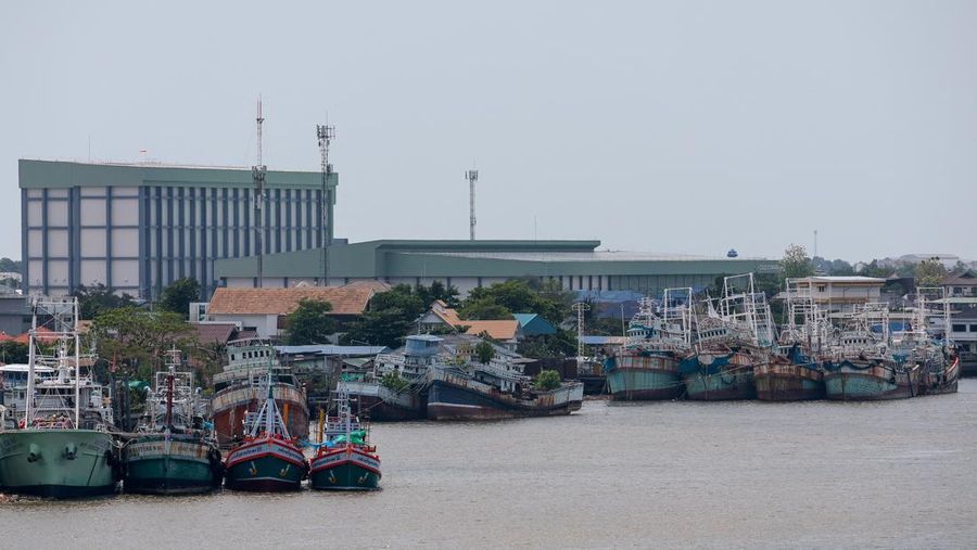 Fishermen transfer a container of catch from a trawler to a truck at a pier, as rising diesel prices have left many trawlers docked due to unprofitable operations, in Samut Sakhon province, Thailand, March 25, 2026, REUTERS/Chalinee Thirasupa     TPX IMAGES OF THE DAY