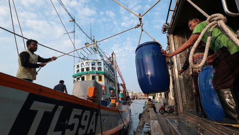 Fishermen transfer a container of catch from a trawler to a truck at a pier, as rising diesel prices have left many trawlers docked due to unprofitable operations, in Samut Sakhon province, Thailand, March 25, 2026, REUTERS/Chalinee Thirasupa     TPX IMAGES OF THE DAY