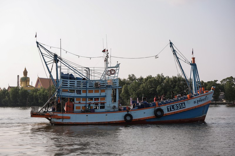 Fishermen transfer a container of catch from a trawler to a truck at a pier, as rising diesel prices have left many trawlers docked due to unprofitable operations, in Samut Sakhon province, Thailand, March 25, 2026, REUTERS/Chalinee Thirasupa     TPX IMAGES OF THE DAY