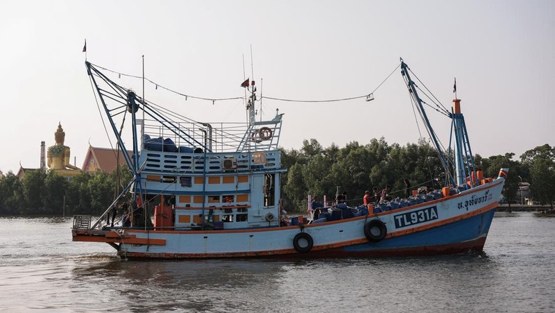 Fishermen transfer a container of catch from a trawler to a truck at a pier, as rising diesel prices have left many trawlers docked due to unprofitable operations, in Samut Sakhon province, Thailand, March 25, 2026, REUTERS/Chalinee Thirasupa     TPX IMAGES OF THE DAY