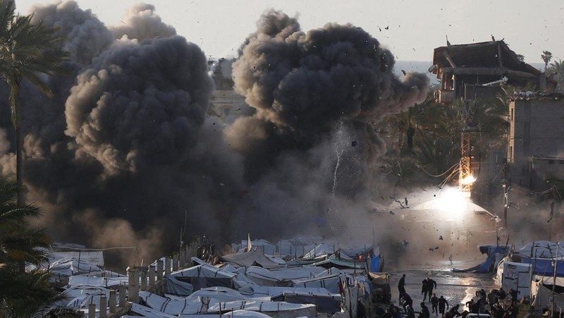 Smoke and flames rise following an Israeli strike near a tent camp sheltering displaced Palestinians in Deir al-Balah, central Gaza Strip, March 25, 2026. The Israeli military ordered camp to evacuate before the strike, according to residents. REUTERS/Stringer