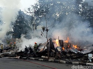Belasan Kios Barang Bekas di Jalan Soekarno Hatta Bandung Terbakar