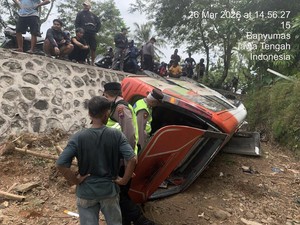 Mau ke Jogja, Elf Pemudik Asal Lampung Nyemplung Parit di Kemranjen Banyumas