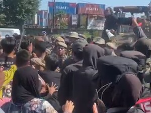 Penertiban PKL di Satando Makassar Diwarnai Kericuhan, Warga Lempari Petugas