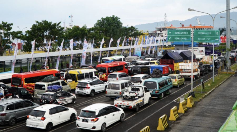 Macet melanda jalur Denpasar&ndash;Gilimanuk. (ASDP)