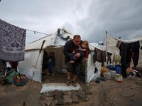 Tenda Kamp Gaza Diterjang Hujan, Pengungsi Bertahan di Genangan