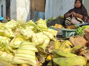 Warga Mataram Berburu Janur Ketupat Jelang Lebaran Topat