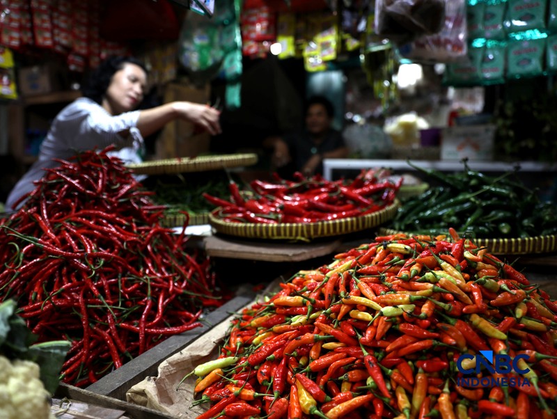 Pekerja melakukan bongkar muat cabai rawit merah di Pasar Kramat Jati, Jakarta, Kamis (26/3/2026). (CNBC Indonesia/Tri Susilo)