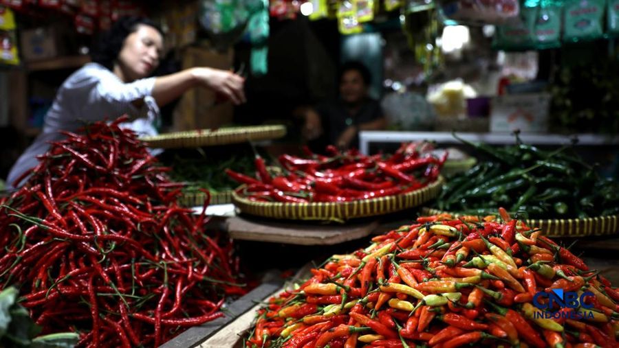 Pekerja melakukan bongkar muat cabai rawit merah di Pasar Kramat Jati, Jakarta, Kamis (26/3/2026). (CNBC Indonesia/Tri Susilo)
