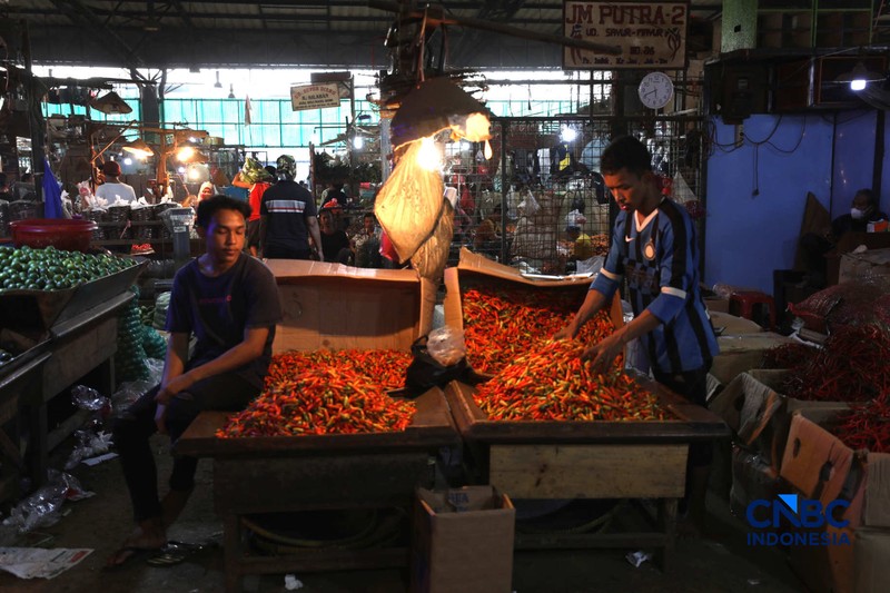 Pekerja melakukan bongkar muat cabai rawit merah di Pasar Kramat Jati, Jakarta, Kamis (26/3/2026). (CNBC Indonesia/Tri Susilo)