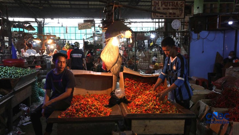 Pekerja melakukan bongkar muat cabai rawit merah di Pasar Kramat Jati, Jakarta, Kamis (26/3/2026). (CNBC Indonesia/Tri Susilo)