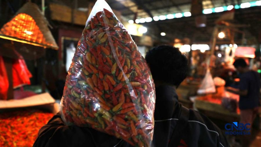 Pekerja melakukan bongkar muat cabai rawit merah di Pasar Kramat Jati, Jakarta, Kamis (26/3/2026). (CNBC Indonesia/Tri Susilo)
