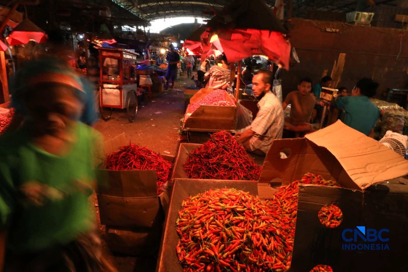 Pekerja melakukan bongkar muat cabai rawit merah di Pasar Kramat Jati, Jakarta, Kamis (26/3/2026). (CNBC Indonesia/Tri Susilo)
