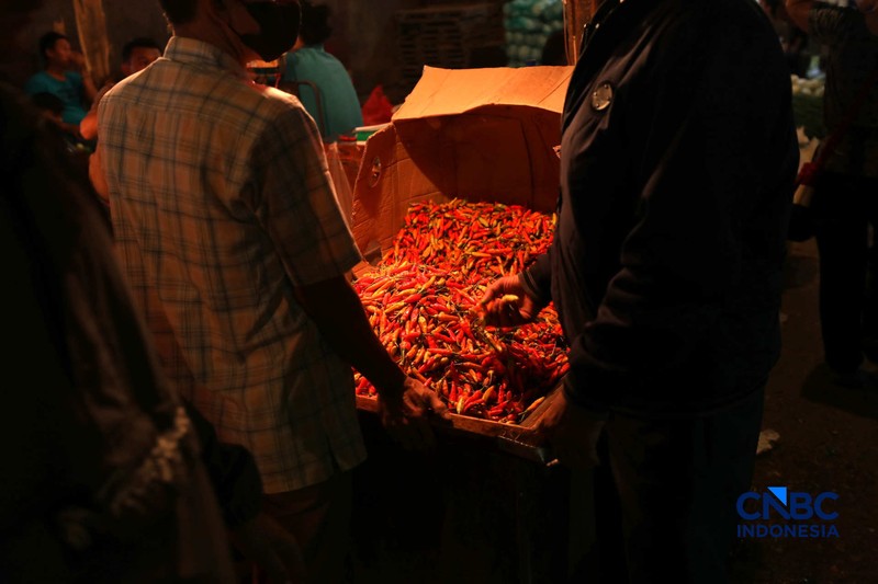 Pekerja melakukan bongkar muat cabai rawit merah di Pasar Kramat Jati, Jakarta, Kamis (26/3/2026). (CNBC Indonesia/Tri Susilo)