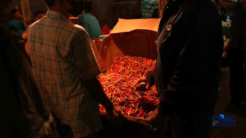 Pekerja melakukan bongkar muat cabai rawit merah di Pasar Kramat Jati, Jakarta, Kamis (26/3/2026). (CNBC Indonesia/Tri Susilo)