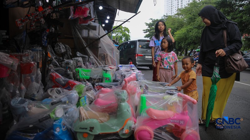 Pembeli melihat mainan yang dijual pada salah satu toko di kawasan Pasar Gembrong, Jakarta, Kamis (26/3/2026). (CNBC Indonesia/Faisal Rahman)
