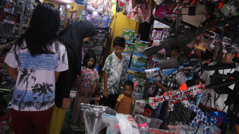 Pembeli melihat mainan yang dijual pada salah satu toko di kawasan Pasar Gembrong, Jakarta, Kamis (26/3/2026). (CNBC Indonesia/Faisal Rahman)