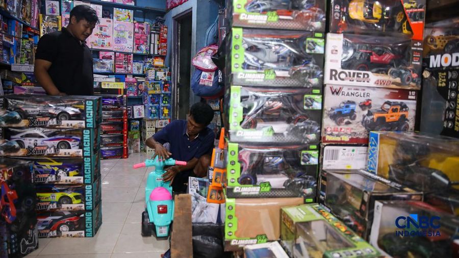 Pembeli melihat mainan yang dijual pada salah satu toko di kawasan Pasar Gembrong, Jakarta, Kamis (26/3/2026). (CNBC Indonesia/Faisal Rahman)