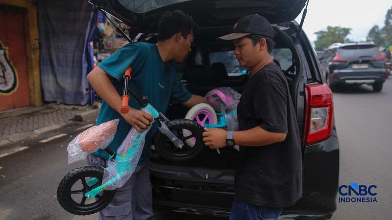Pembeli melihat mainan yang dijual pada salah satu toko di kawasan Pasar Gembrong, Jakarta, Kamis (26/3/2026). (CNBC Indonesia/Faisal Rahman)