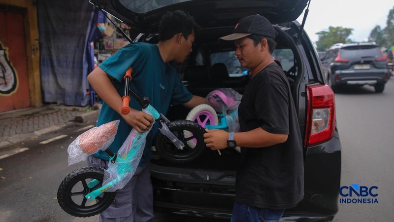 Pembeli melihat mainan yang dijual pada salah satu toko di kawasan Pasar Gembrong, Jakarta, Kamis (26/3/2026). (CNBC Indonesia/Faisal Rahman)