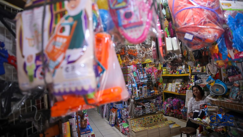 Pembeli melihat mainan yang dijual pada salah satu toko di kawasan Pasar Gembrong, Jakarta, Kamis (26/3/2026). (CNBC Indonesia/Faisal Rahman)