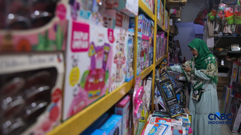 Pembeli melihat mainan yang dijual pada salah satu toko di kawasan Pasar Gembrong, Jakarta, Kamis (26/3/2026). (CNBC Indonesia/Faisal Rahman)