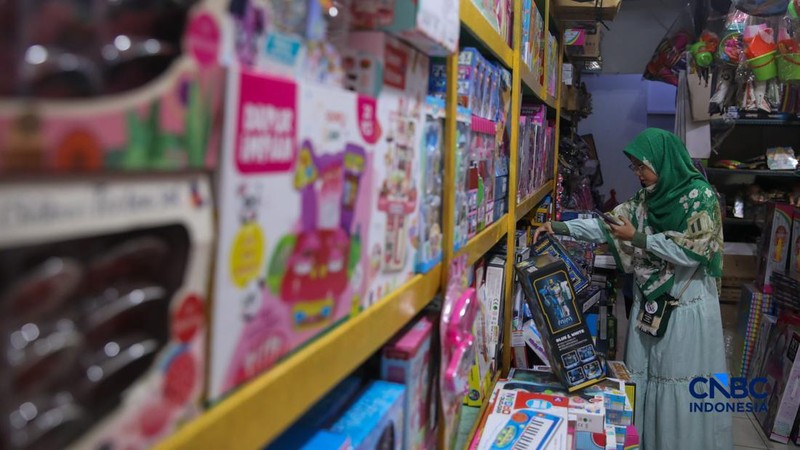 Pembeli melihat mainan yang dijual pada salah satu toko di kawasan Pasar Gembrong, Jakarta, Kamis (26/3/2026). (CNBC Indonesia/Faisal Rahman)
