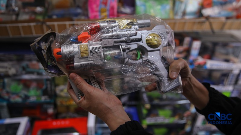Pembeli melihat mainan yang dijual pada salah satu toko di kawasan Pasar Gembrong, Jakarta, Kamis (26/3/2026). (CNBC Indonesia/Faisal Rahman)