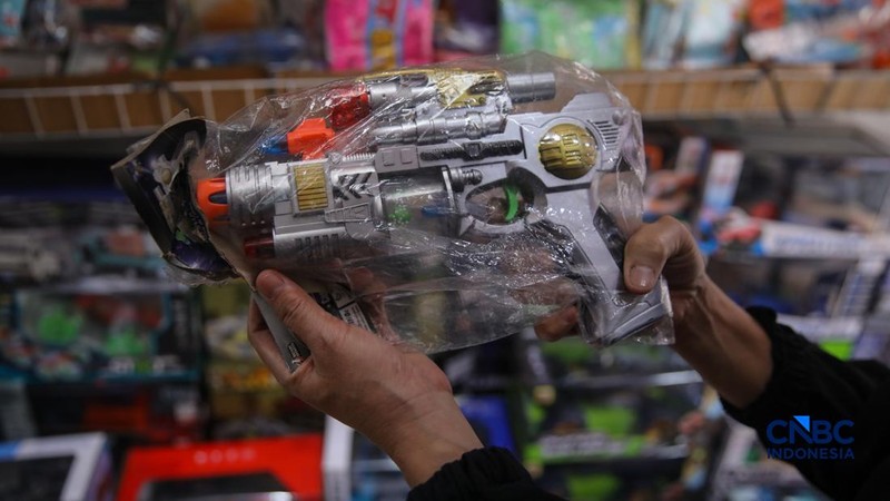 Pembeli melihat mainan yang dijual pada salah satu toko di kawasan Pasar Gembrong, Jakarta, Kamis (26/3/2026). (CNBC Indonesia/Faisal Rahman)
