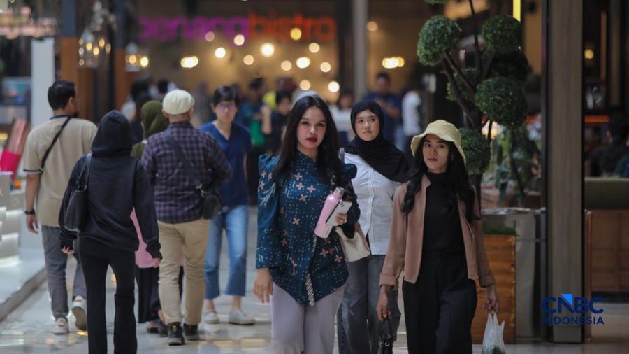 Pengunjung melihat produk yang dijual pada salah satu tenan di Pusat Perbelanjaan Kota Kasablanka, Jakarta, Kamis (26/3/2026). (CNBC Indonesia/Faisal Rahman)