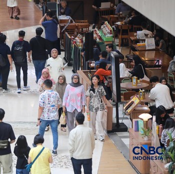 Habiskan THR, Ramai-Ramai Warga Serbu Pusat Belanja
