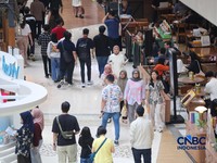 Habiskan THR, Ramai-Ramai Warga Serbu Pusat Belanja