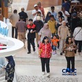 Pengunjung melihat produk yang dijual pada salah satu tenan di Pusat Perbelanjaan Kota Kasablanka, Jakarta, Kamis (26/3/2026).(CNBC Indonesia/Faisal Rahman)