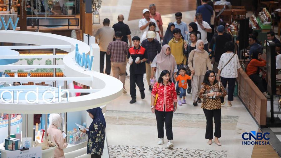 Pengunjung melihat produk yang dijual pada salah satu tenan di Pusat Perbelanjaan Kota Kasablanka, Jakarta, Kamis (26/3/2026).(CNBC Indonesia/Faisal Rahman)