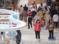 Pengunjung melihat produk yang dijual pada salah satu tenan di Pusat Perbelanjaan Kota Kasablanka, Jakarta, Kamis (26/3/2026).(CNBC Indonesia/Faisal Rahman)