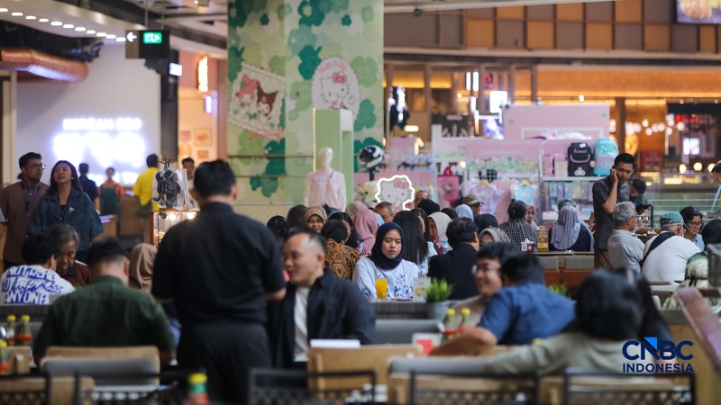 Pengunjung melihat produk yang dijual pada salah satu tenan di Pusat Perbelanjaan Kota Kasablanka, Jakarta, Kamis (26/3/2026). (CNBC Indonesia/Faisal Rahman)
