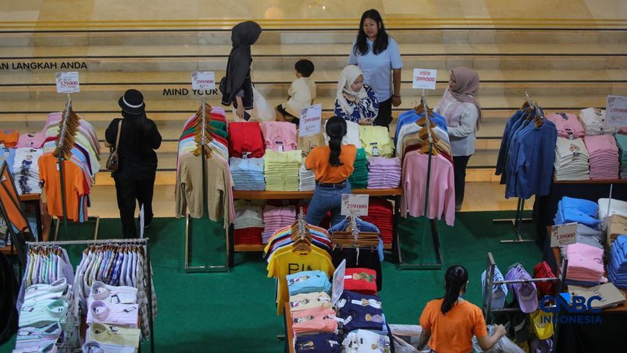 Pengunjung melihat produk yang dijual pada salah satu tenan di Pusat Perbelanjaan Kota Kasablanka, Jakarta, Kamis (26/3/2026). (CNBC Indonesia/Faisal Rahman)