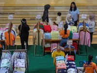 Pengunjung melihat produk yang dijual pada salah satu tenan di Pusat Perbelanjaan Kota Kasablanka, Jakarta, Kamis (26/3/2026).(CNBC Indonesia/Faisal Rahman)