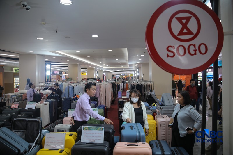 Pengunjung melihat produk yang dijual pada salah satu tenan di Pusat Perbelanjaan Kota Kasablanka, Jakarta, Kamis (26/3/2026). (CNBC Indonesia/Faisal Rahman)