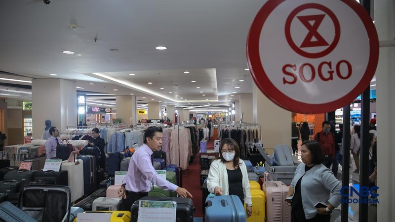 Pengunjung melihat produk yang dijual pada salah satu tenan di Pusat Perbelanjaan Kota Kasablanka, Jakarta, Kamis (26/3/2026). (CNBC Indonesia/Faisal Rahman)