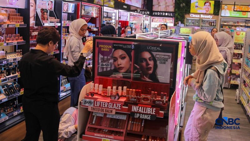 Pengunjung melihat produk yang dijual pada salah satu tenan di Pusat Perbelanjaan Kota Kasablanka, Jakarta, Kamis (26/3/2026). (CNBC Indonesia/Faisal Rahman)