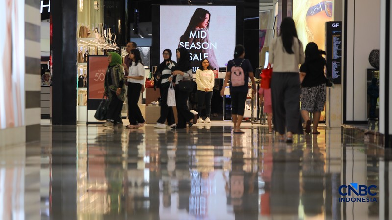 Pengunjung melihat produk yang dijual pada salah satu tenan di Pusat Perbelanjaan Kota Kasablanka, Jakarta, Kamis (26/3/2026). (CNBC Indonesia/Faisal Rahman)