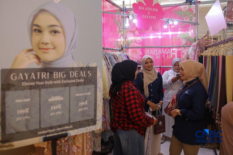 Pengunjung melihat produk yang dijual pada salah satu tenan di Pusat Perbelanjaan Kota Kasablanka, Jakarta, Kamis (26/3/2026). (CNBC Indonesia/Faisal Rahman)