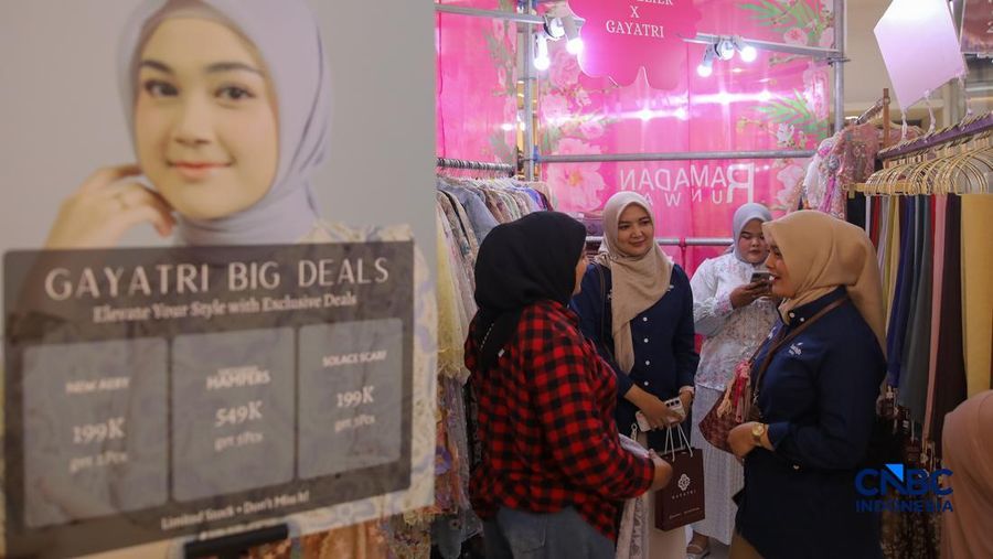 Pengunjung melihat produk yang dijual pada salah satu tenan di Pusat Perbelanjaan Kota Kasablanka, Jakarta, Kamis (26/3/2026). (CNBC Indonesia/Faisal Rahman)