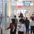 Pengunjung melihat produk yang dijual pada salah satu tenan di Pusat Perbelanjaan Kota Kasablanka, Jakarta, Kamis (26/3/2026). (CNBC Indonesia/Faisal Rahman)