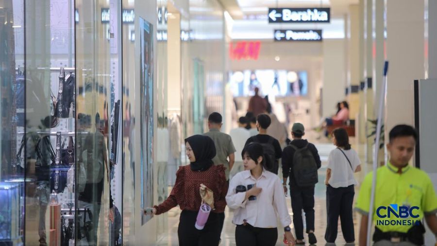Pengunjung melihat produk yang dijual pada salah satu tenan di Pusat Perbelanjaan Kota Kasablanka, Jakarta, Kamis (26/3/2026). (CNBC Indonesia/Faisal Rahman)