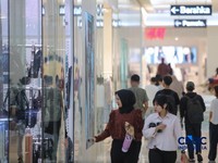 Pengunjung melihat produk yang dijual pada salah satu tenan di Pusat Perbelanjaan Kota Kasablanka, Jakarta, Kamis (26/3/2026). (CNBC Indonesia/Faisal Rahman)