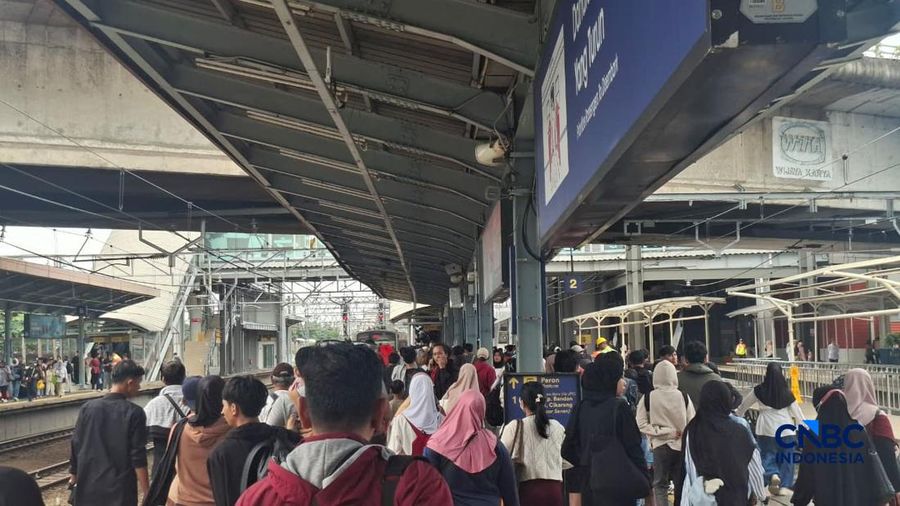 Penumpang KRL Green Line penuh sesak di Stasiun Tanah Abang, Jakarta, Kamis (26/3/2026). (CNBC Indonesia/Chandra Dwi Pranata)