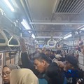 Para Anker KRL Green Line Ngeluh Tiap Hari Desak-desakan & Nunggu Lama