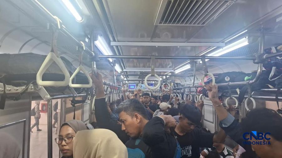Penumpang KRL Green Line penuh sesak di Stasiun Tanah Abang, Jakarta, Kamis (26/3/2026). (CNBC Indonesia/Chandra Dwi Pranata)
